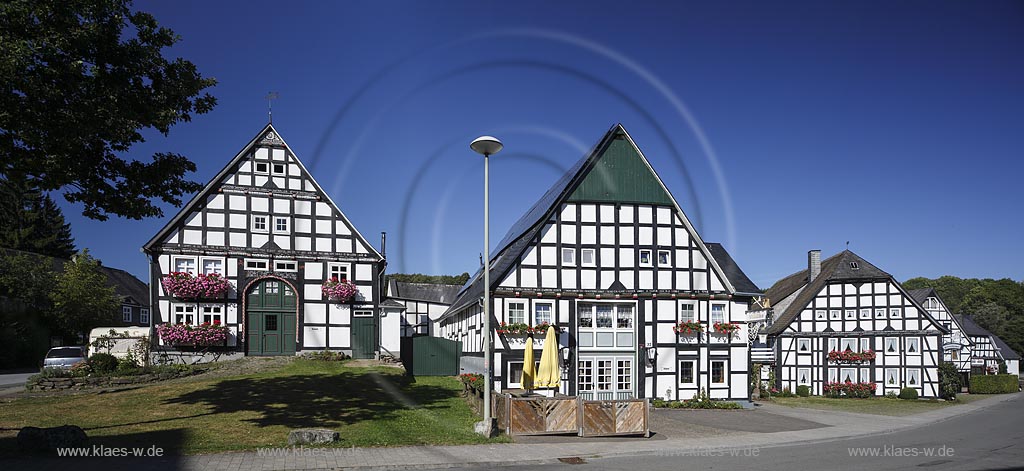 Olsberg Assinghausen, Fachwerkhaeuser mit "Buskers Haus" links im Bild. Das Gebaeude wurde 1688 erbaut und ist damit Assinghausens aeltestes Bauernhaus. Es ist das Bedeutendste in einer Reihe von mehreren, teils denkmalgeschuetzten Fachwerkhaeusern entlang der Grimmestrasse, Olsberg Assinghausen, frame houses with the house "Buskers Haus" at the left side.