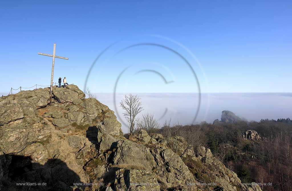 Olsberg, Bruchhausen, Sauerland, Bruchhauser Steine, Blick vom Felstein am Rothaatsteig, Fernwanderweg, Wanderer, Nebel