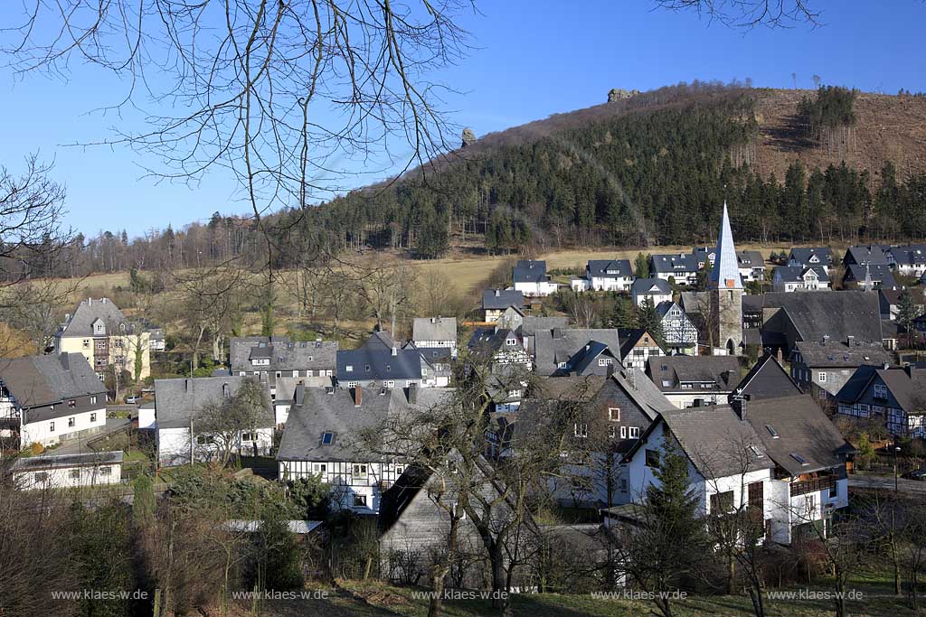 Olsberg, Bruchhausen, Blick auf den Ort und die Bruchhauser Steine auf dem Istenberg