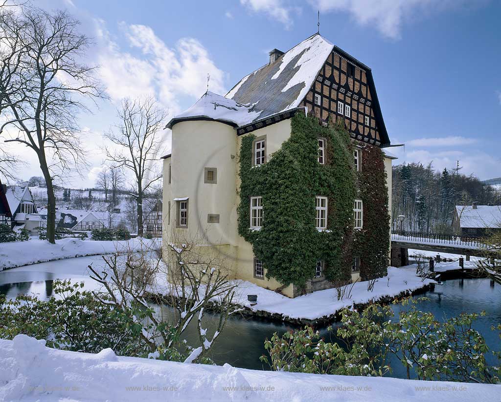 Olsberg, Bruchhausen, Hochsauerlandkreis, Blick auf Schloss Bruchhausen in Winterlandschaft, Sauerland