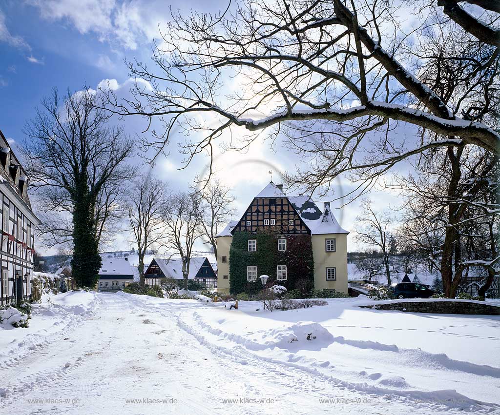 Olsberg, Bruchhausen, Hochsauerlandkreis, Blick auf Schloss Bruchhausen in Winterlandschaft, Sauerland