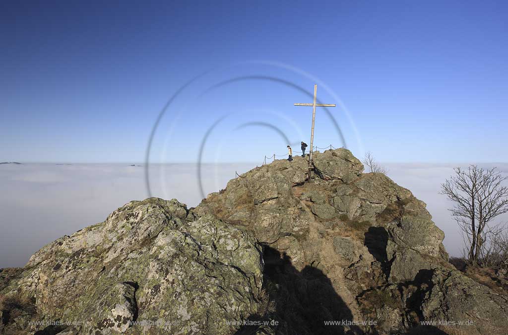 Olsberg, Bruchhausen, Sauerland, Bruchhauser Steine, Blick vom Felstein am Rothaatsteig, Fernwanderweg, Wanderer, Nebel