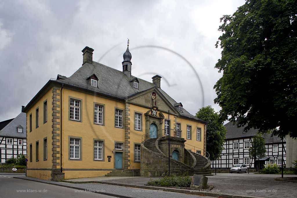 Ruethen, Rthen, Kreis Soest, Blick auf altes Rathaus, Sauerland