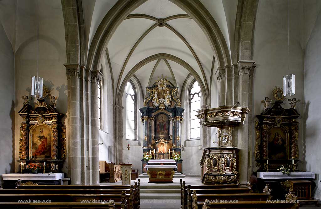 Rthen, Ruethen, Kreis Soest, Blick in obere Pfarrkirche St. Nikolaus, Sauerland