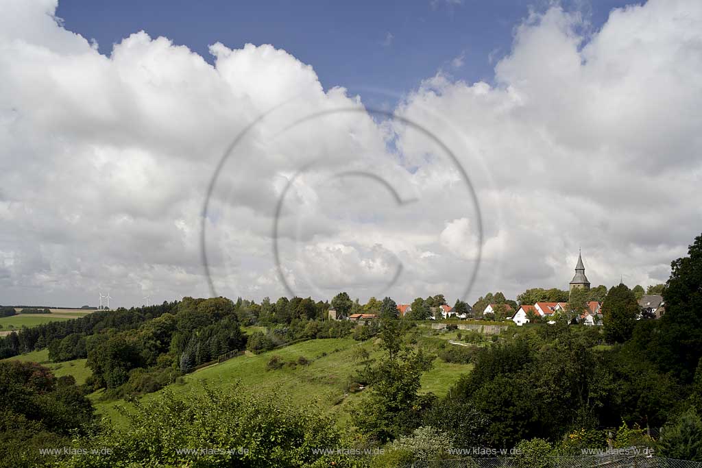 Ruethen, Rthen, Kreis Soest, Blick ber, ueber Landschaft auf Stadt mit Stadtmauer und Hexenturm, Sauerland