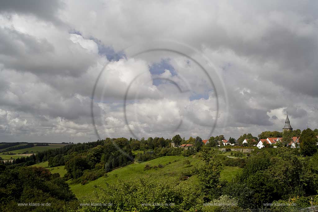 Ruethen, Rthen, Kreis Soest, Blick ber, ueber Landschaft auf Stadt mit Stadtmauer und Hexenturm, Sauerland