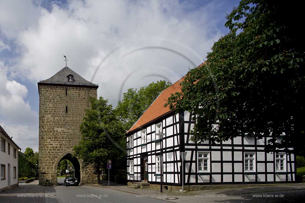 Rthen, Ruethen, Kreis Soest, Blick auf Stadttor und Fachwerkhaus, Sauerland