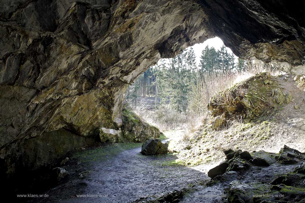 Rthen, Ruethen, Kallenhardt, Hohler Stein, Kulturhhle, Kulturhoehle, Blick aus der Hhle  im Lrmecketal, Loermecketal