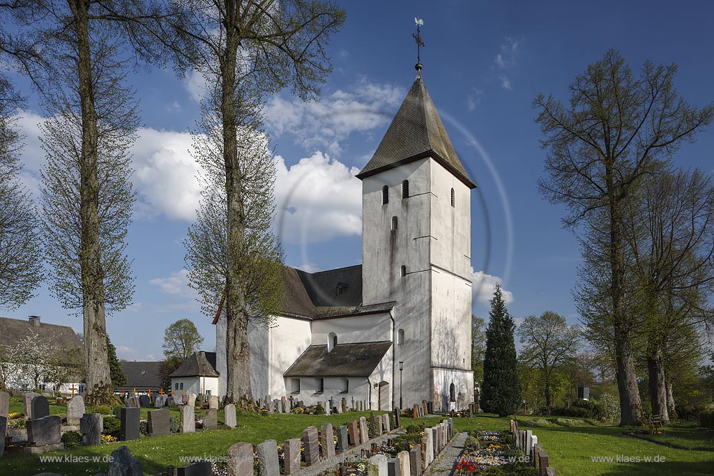 Schmallenberg-Berghausen, Blick auf St. Cyriacus-Kirche mit Friedhof; Schmallenberg-Berghausen, view to church St. Cyriacus-Kirche with cemetery.