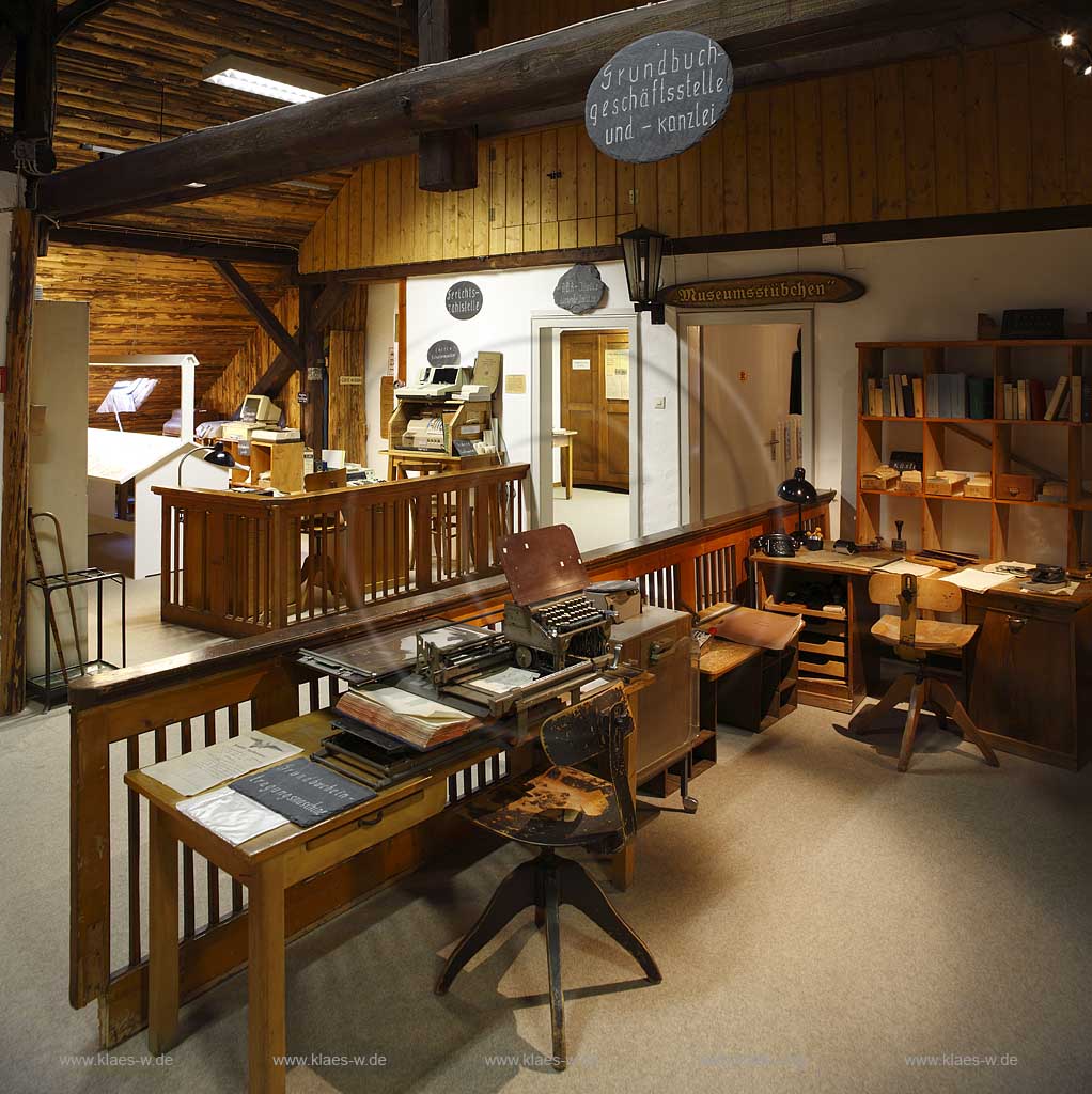 Schmallenberg Bad Fredeburg das Gericht Museum im Amtsgericht von Bad Fredeburg  widmet sich der Kriminalgeschichte mit Darstellungen zur historischen Strafvollstreckung, alte Arbeitsmittel und Einrichtungsgegenstnde sollen eine vergangene Arbeitswelt der Justiz nahe bringen; the court musum in the local district court of Bad Fredeburg shows old thinks about historical judiciary