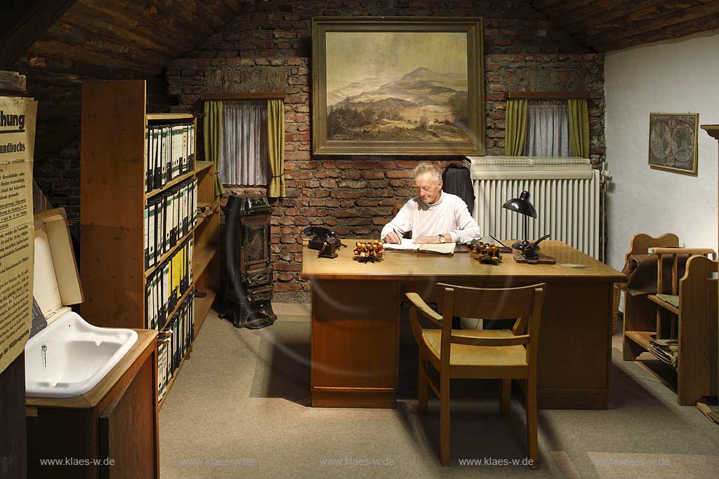 Schmallenberg Bad Fredeburg das Gericht Museum im Amtsgericht von Bad Fredeburg  widmet sich der Kriminalgeschichte mit Darstellungen zur historischen Strafvollstreckung, alte Arbeitsmittel und Einrichtungsgegenstnde sollen eine vergangene Arbeitswelt der Justiz nahe bringen; the court musum in the local district court of Bad Fredeburg shows old thinks about historical judiciary