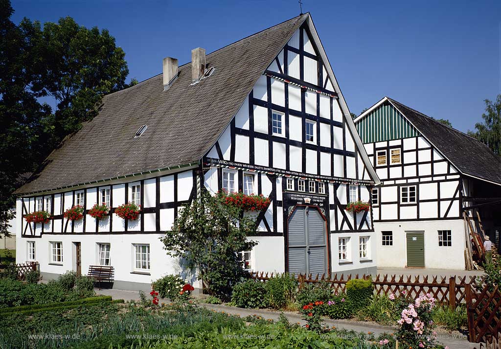 Schmallenberg, Hochsauerlandkreis, Fleckenberg, Blick auf Fachwerkhof im Sommer, Sauerland