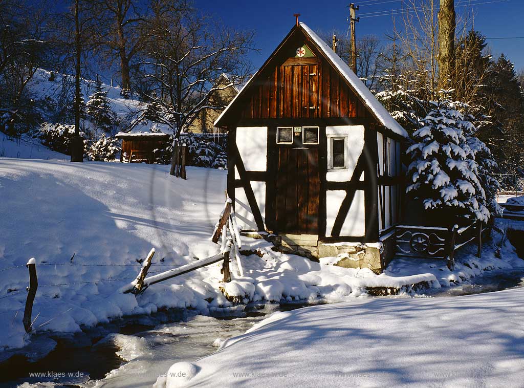 Schmallenberg, Hochsauerlandkreis, Lenne, Blick auf Backhaus, Backes, Fachwerkhaus in Winterlandschaft, Sauerland