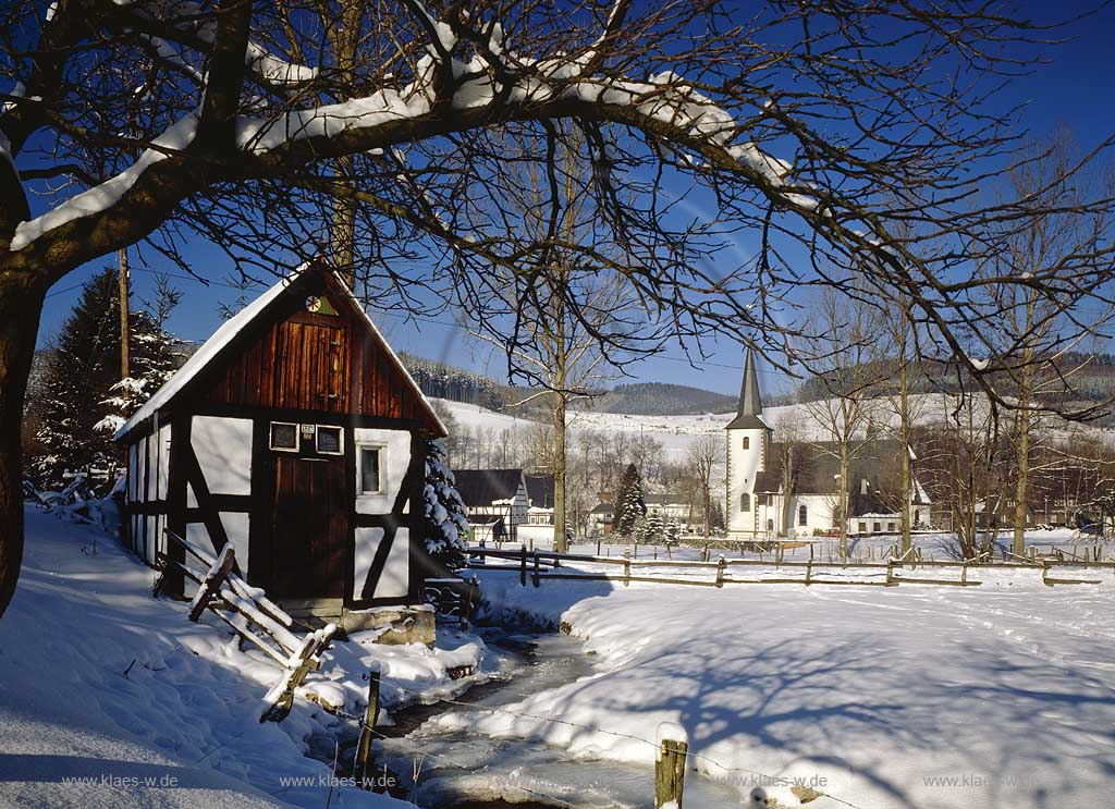 Schmallenberg, Hochsauerlandkreis, Lenne, Blick auf Backhaus, Backes, Fachwerkhaus und Kirche in Winterlandschaft, Sauerland