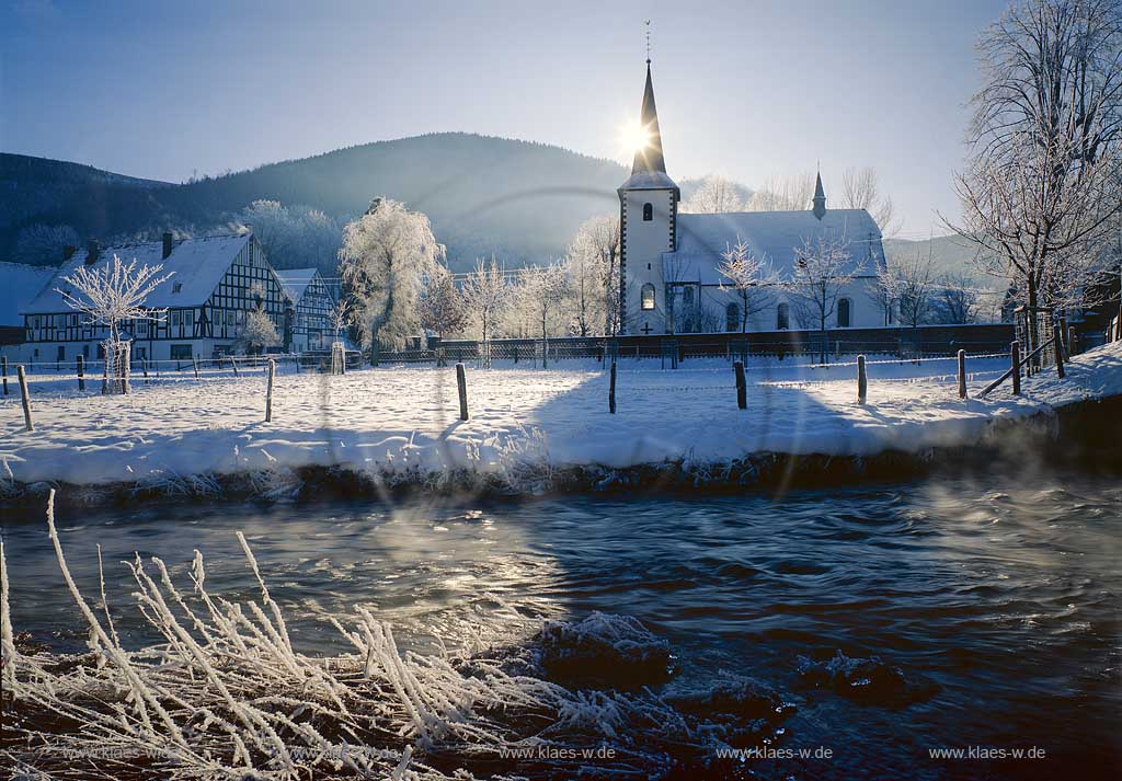 Schmallenberg, Lenne, Hochsauerlandkreis, Blick ber, ueber Lenne auf Kirche und Fachwerkhaus in Winterlandschaft, Sauerland