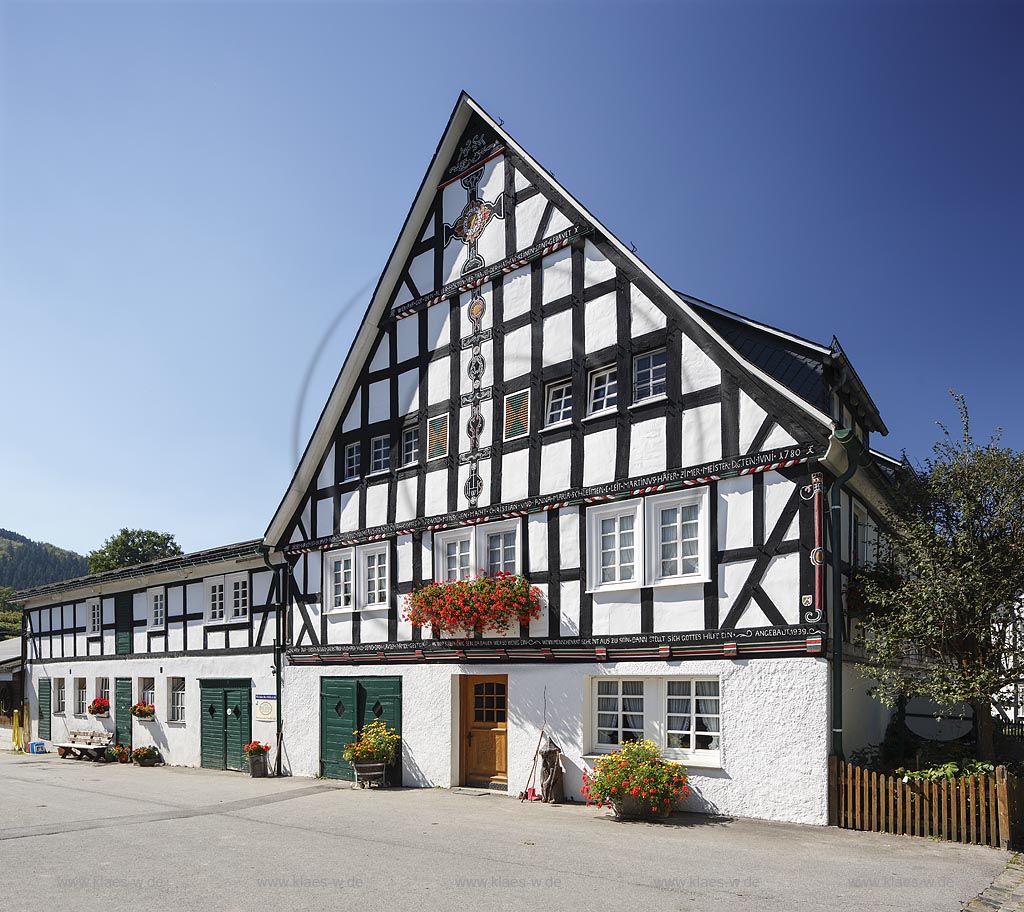 Schmallenberg Lenne, Ferienbauernhof Voss, der im Fachwerk eingravierte Name "Schleimen" ging durch Einheiraten ca. 1805 in "Grobbel" und 1948 in "Voss" ueber. Seither fallen Haus- und Familienname auseinander, im Volksmund des Dorfes ist es der ''Schleimen"-Hof geblieben; Schmallenberg Lenne, farm vacation Voss, as known as "Schleimen"-Hof.