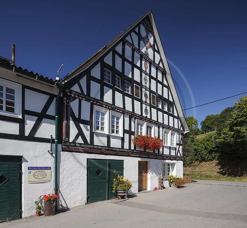 Schmallenberg Lenne, Ferienbauernhof Voss, der im Fachwerk eingravierte Name "Schleimen" ging durch Einheiraten ca. 1805 in "Grobbel" und 1948 in "Voss" ueber. Seither fallen Haus- und Familienname auseinander, im Volksmund des Dorfes ist es der ''Schleimen"-Hof geblieben; Schmallenberg Lenne, farm vacation Voss, as known as "Schleimen"-Hof.