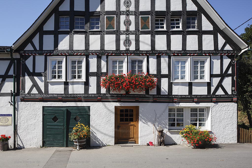 Schmallenberg Lenne, Ferienbauernhof Voss, der im Fachwerk eingravierte Name "Schleimen" ging durch Einheiraten ca. 1805 in "Grobbel" und 1948 in "Voss" ueber. Seither fallen Haus- und Familienname auseinander, im Volksmund des Dorfes ist es der ''Schleimen"-Hof geblieben; Schmallenberg Lenne, farm vacation Voss, as known as "Schleimen"-Hof.