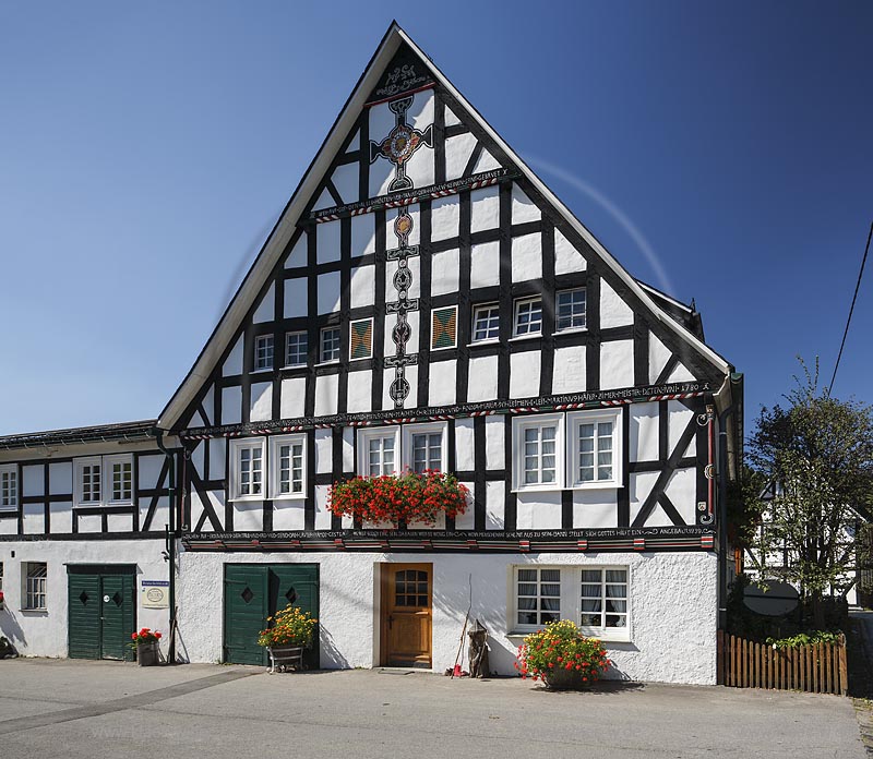 Schmallenberg Lenne, Ferienbauernhof Voss, der im Fachwerk eingravierte Name "Schleimen" ging durch Einheiraten ca. 1805 in "Grobbel" und 1948 in "Voss" ueber. Seither fallen Haus- und Familienname auseinander, im Volksmund des Dorfes ist es der ''Schleimen"-Hof geblieben; Schmallenberg Lenne, farm vacation Voss, as known as "Schleimen"-Hof.