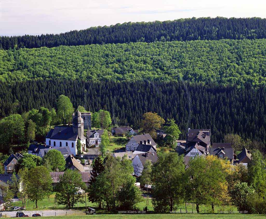 Schmallenberg, Nordenau, Hochsauerlandkreis, Blick auf Ort mit Kirche, Sauerland