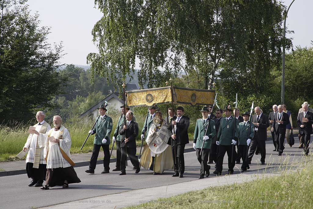 Sundern, Hochsauerlandkreis, Fronleinnam,  Prozession, Staenzug, Sauerland