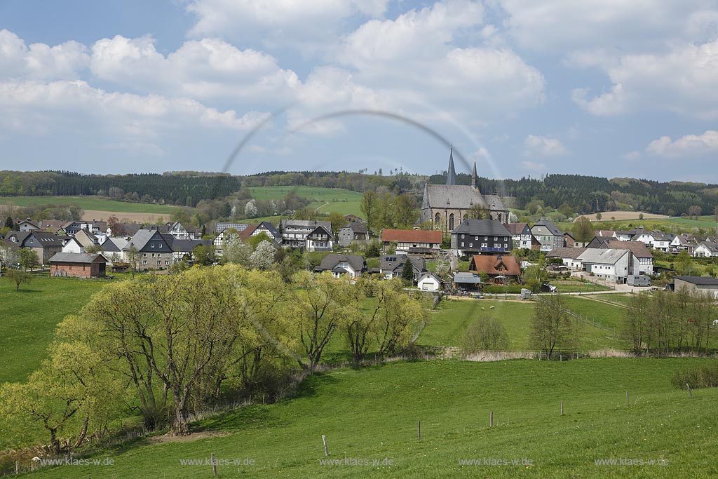 Sundern Hellefeld, Blick auf den Ort mit St. Martinus-Kirche; Sundern Hellefeld, view to the villag with church St. Martinus-Kirche.