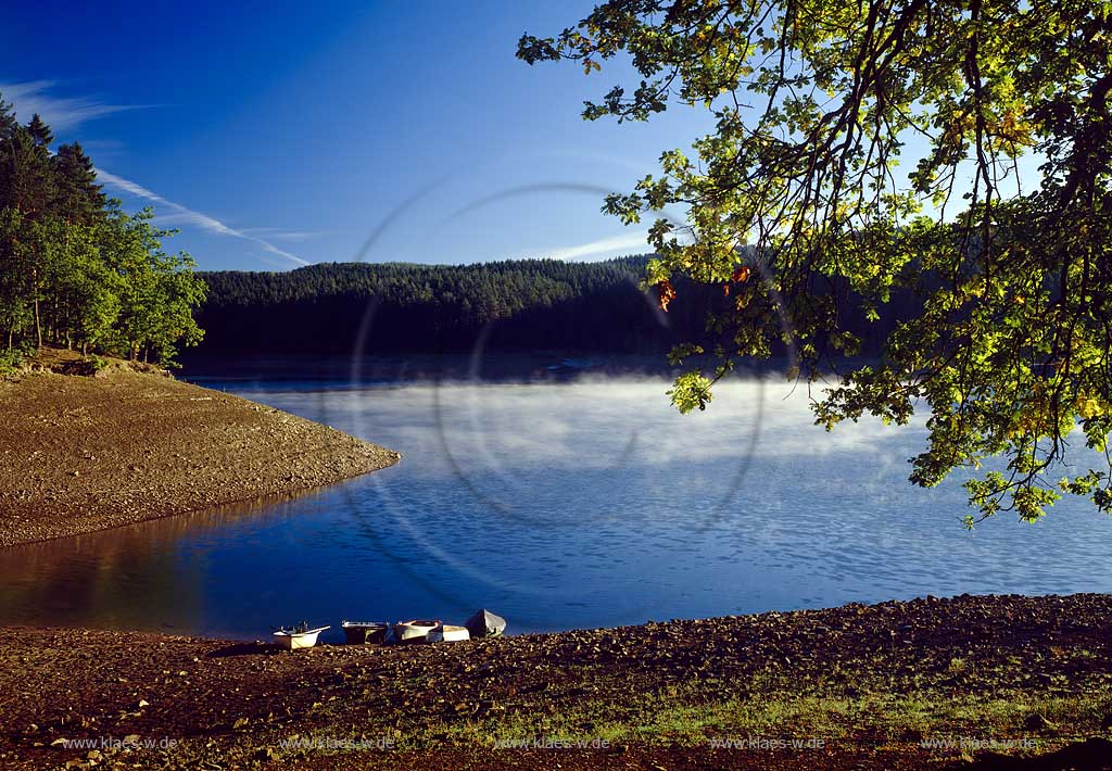 Sorpetalsperre, Sorpe, Sundern, Hochsauerlandkreis, Blick auf Talsperre mit Ruderbooten im Herbst, Sauerland