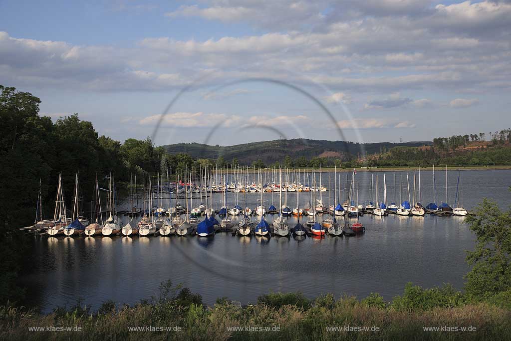 Sundern, Sorpesee, Hochsauerlandkreis, Blick auf See mit Booten und Landschaft, Sauerland