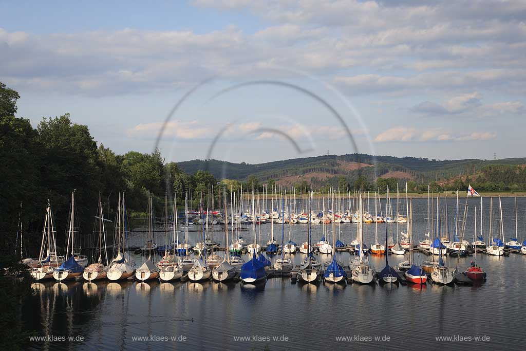 Sundern, Sorpesee, Hochsauerlandkreis, Blick auf See mit Booten und Landschaft, Sauerland