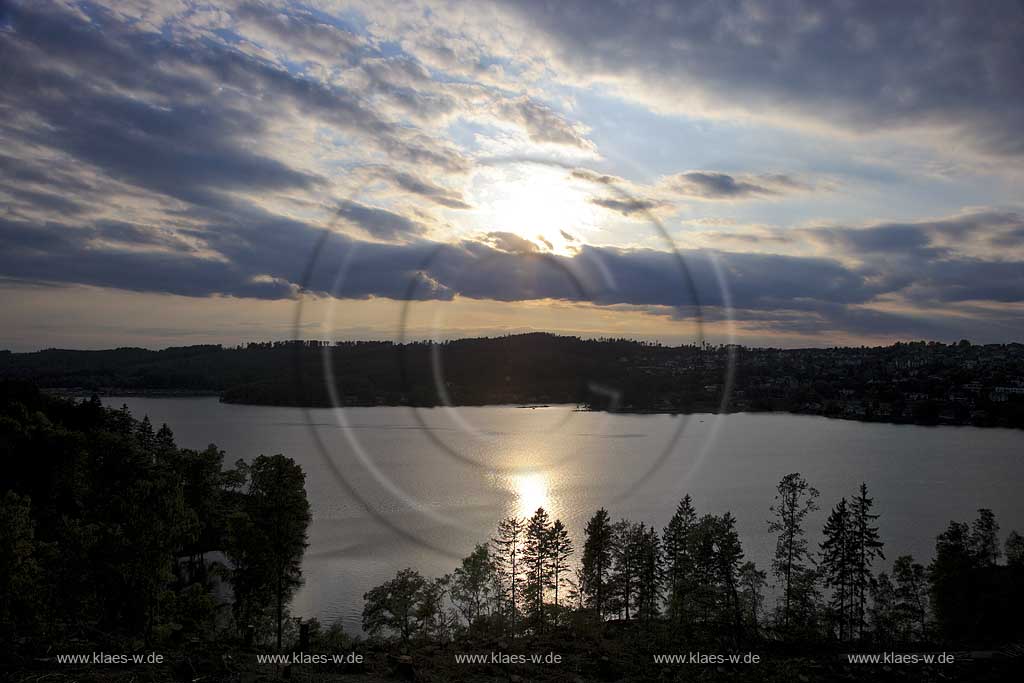 Sundern, Sorpesee, Hochsauerlandkreis, Blick auf Sorpeesee in Abendstimmung, Sauerland