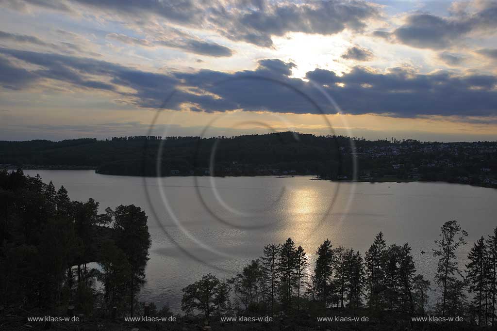 Sundern, Sorpesee, Hochsauerlandkreis, Blick auf Sorpeesee in Abendstimmung, Sauerland