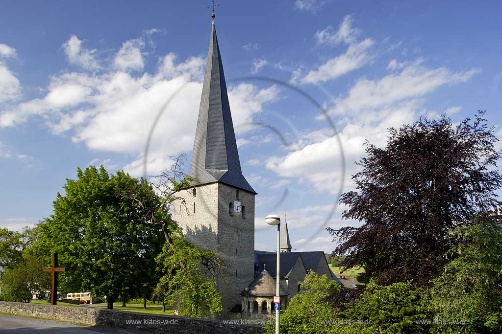 Sundern, Stockum, Hochsauerlandkreis, Blick auf Pfarrkirche mit schiefem Turm, Sauerland