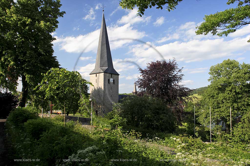 Sundern, Stockum, Hochsauerlandkreis, Blick auf Pfarrkirche mit schiefem Turm, Sauerland