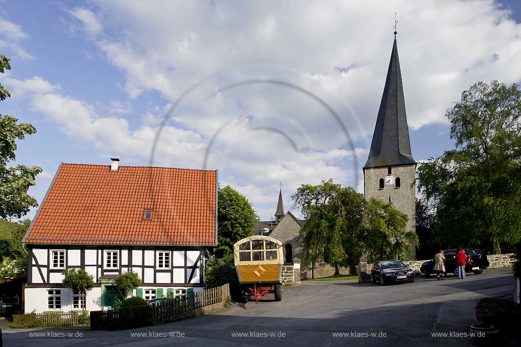 Sundern, Stockum, Hochsauerlandkreis, Blick auf Pfarrkirche mit schiefem Turm, Sauerland