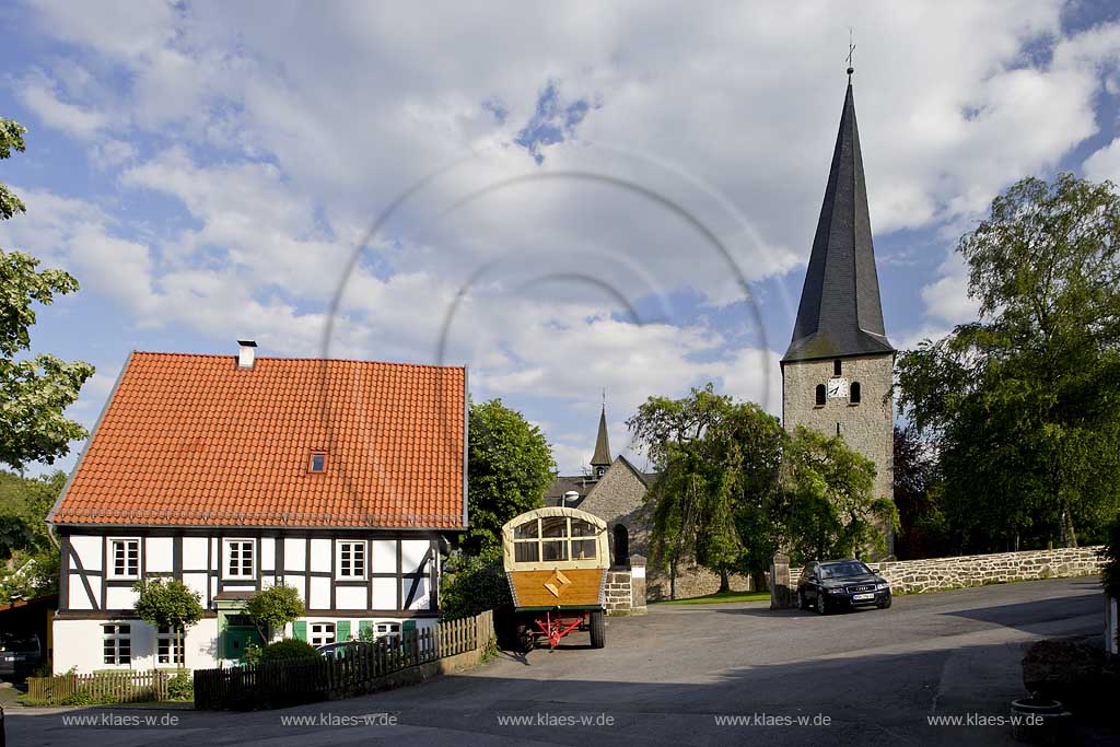 Sundern, Stockum, Hochsauerlandkreis, Blick auf Pfarrkirche mit schiefem Turm, Sauerland