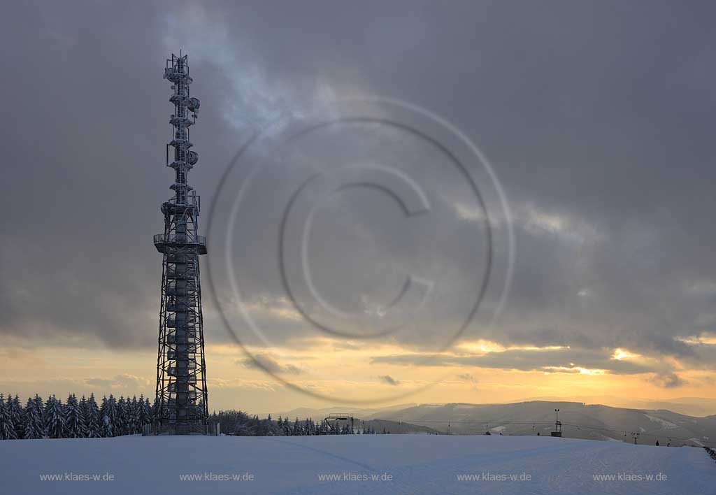 Sundern Wildewiese, Blick vom Schomberg im Skigebiet mit dem Mobilfunkmast mit Aussichtsplattform in Abenstimmung, Wolkenstimmung und Fernblick ins Sauerlandt; Skiing region Sundern-Wildewiese with view from Schomberg into Sauerland with sun and cluds impression in sunset evening light, mobilephone mast with look-out