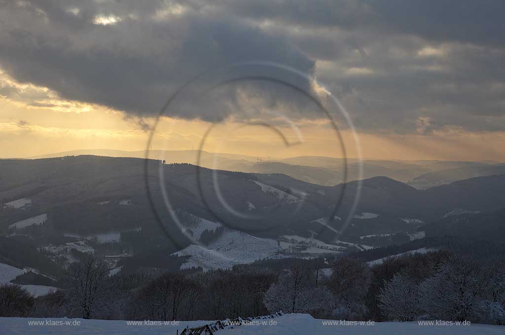 Sundern Wildewiese, Blick vom Schomberg im Skigebiet in Abenstimmung, Wolkenstimmung und Fernblick ins Sauerland im Gegenlicht, Sonnenuntergang; Skiing region Wildewiese in impressive sunset light and dark clouds