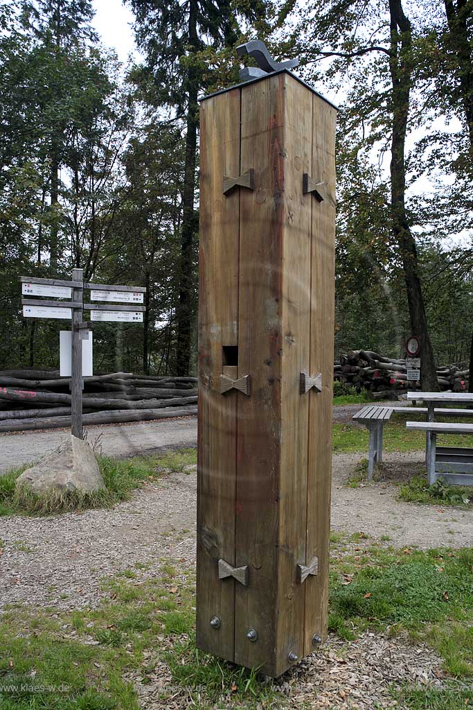 Schmallenberg, Bad Berleburg, Hochsauerlandkreis, Waldskulpturenweg, Blick auf Plastik, Huetejungengrab, Htejungengrab, Sauerland