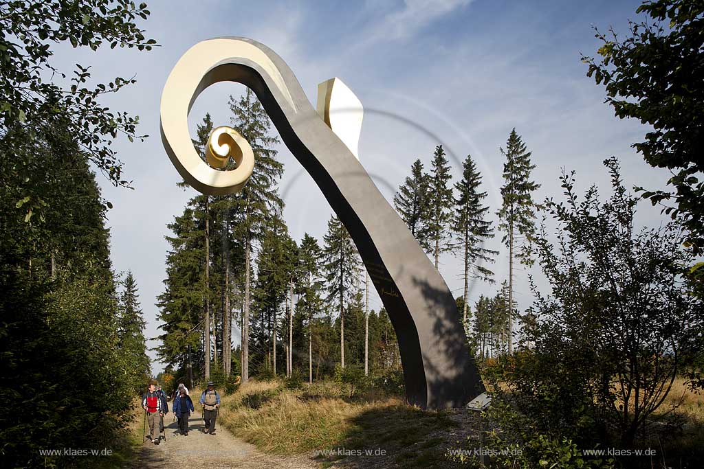 Schmallenberg, Bad Berleburg, Hochsauerlandkreis, Waldskulpturenweg, Blick auf Skulptur, der Krummstab, mit Wanderer, Sauerland