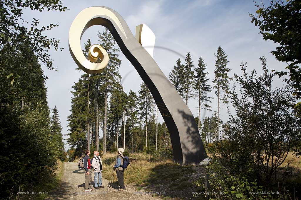 Schmallenberg, Bad Berleburg, Hochsauerlandkreis, Waldskulpturenweg, Blick auf Skulptur, der Krummstab, mit Wanderer, Sauerland