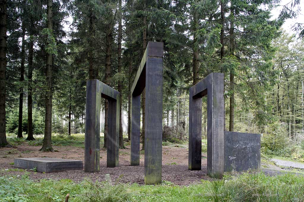 Schmallenberg, Bad Berleburg, Hochsauerlandkreis, Waldskulpturenweg, Blick auf Skulptur, Kein leichtes Spiel, Sauerland