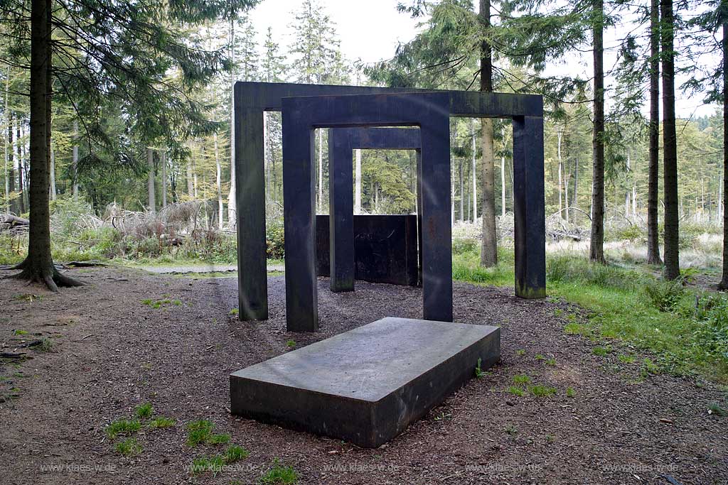 Schmallenberg, Bad Berleburg, Hochsauerlandkreis, Waldskulpturenweg, Blick auf Skulptur, Kein leichtes Spiel, Sauerland