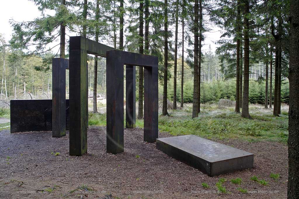 Schmallenberg, Bad Berleburg, Hochsauerlandkreis, Waldskulpturenweg, Blick auf Skulptur, Kein leichtes Spiel, Sauerland