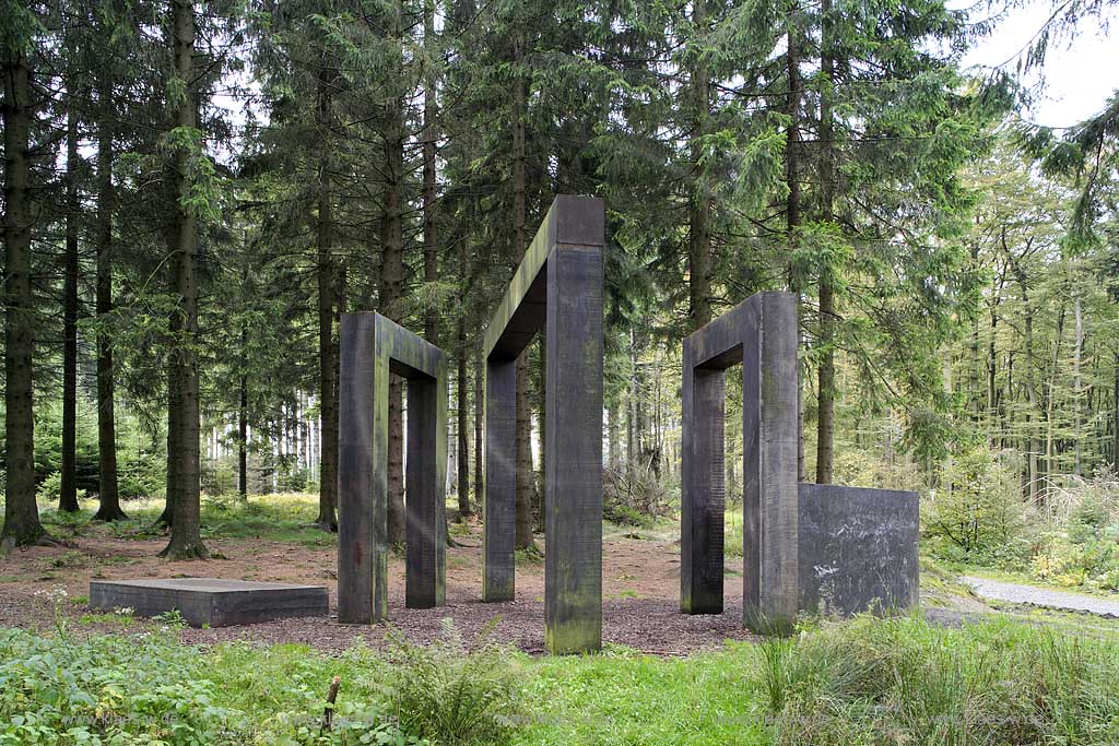 Schmallenberg, Bad Berleburg, Hochsauerlandkreis, Waldskulpturenweg, Blick auf Skulptur, Kein leichtes Spiel, Sauerland