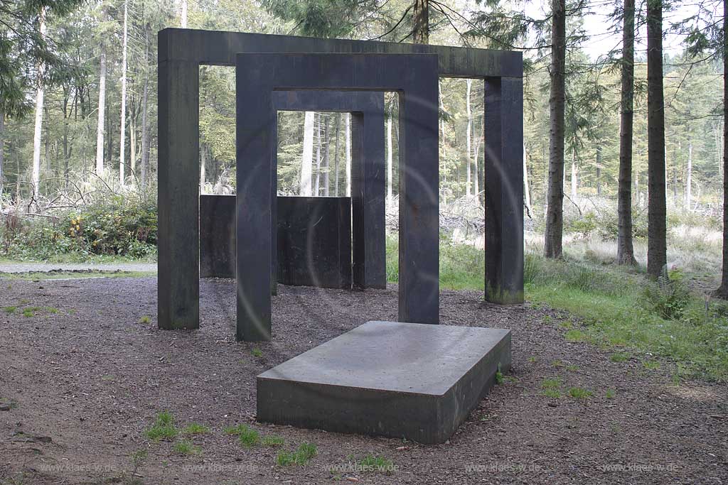 Schmallenberg, Bad Berleburg, Hochsauerlandkreis, Waldskulpturenweg, Blick auf Skulptur, Kein leichtes Spiel, Sauerland