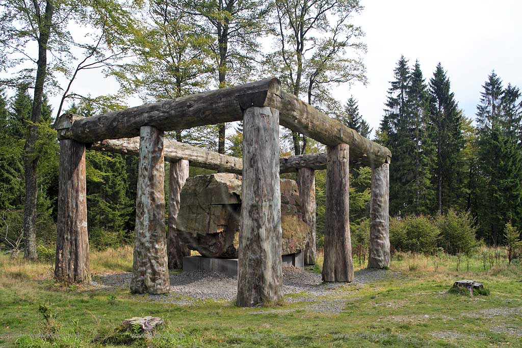 Schmallenberg, Bad Berleburg, Hochsauerlandkreis, Waldskulpturenweg, Blick auf Skulptur, Stein Zeit Mensch, Sauerland