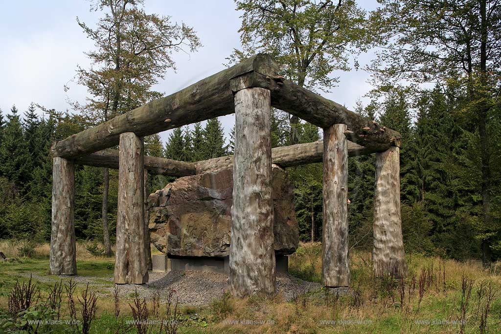 Schmallenberg, Bad Berleburg, Hochsauerlandkreis, Waldskulpturenweg, Blick auf Skulptur, Stein Zeit Mensch, Sauerland