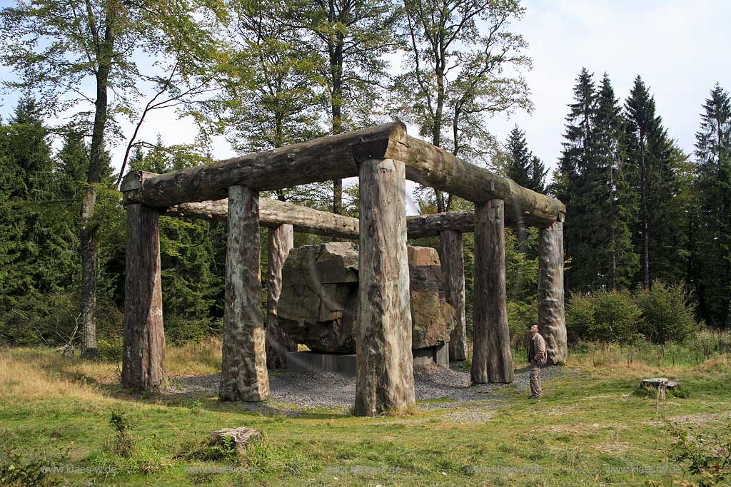 Schmallenberg, Bad Berleburg, Hochsauerlandkreis, Waldskulpturenweg, Blick auf Skulptur, Stein Zeit Mensch, Sauerland