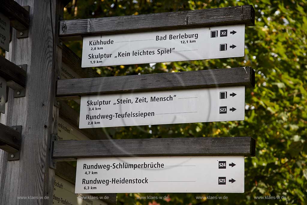 Schmallenberg, Bad Berleburg, Hochsauerlandkreis, Waldskulpturenweg, Blick auf Wegweiser, Hinweissschild fr, fuer Wanderer,Sauerland