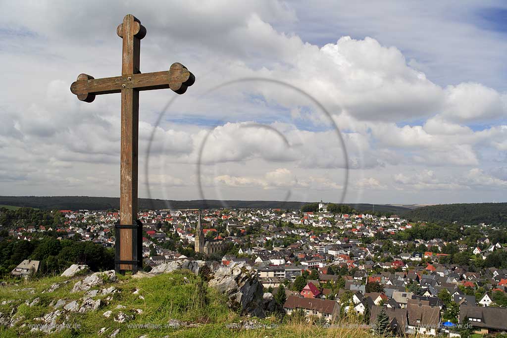 Warstein, Kreis Soest, Blick vom Piusberg, mit Holzkreuz, Kreuz, auf Stadt, Sauerland